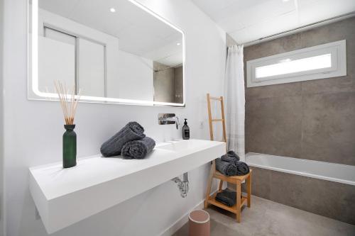 een badkamer met een witte wastafel en een spiegel bij Villa moderna en Chiclana in Chiclana de la Frontera