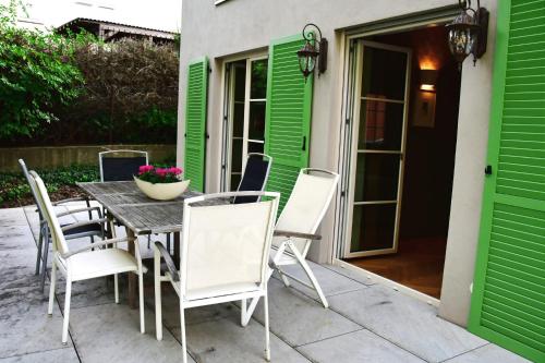 a table and chairs sitting on a patio at Domizil Eutschützblick in Bannewitz