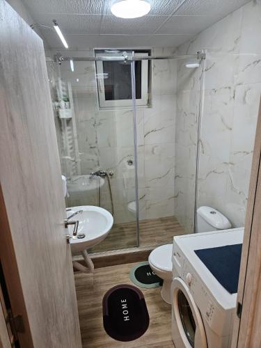 ein Bad mit einer Dusche, einem WC und einem Waschbecken in der Unterkunft Apartman Florida in Kragujevac