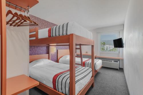 מיטה או מיטות קומותיים בחדר ב-City Express Junior by Marriott Tuxtla Gutierrez Poliforum