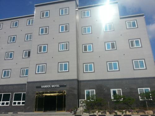 un grand bâtiment blanc avec quelques fenêtres dans l'établissement Hansol Hotel, à Gyeongju