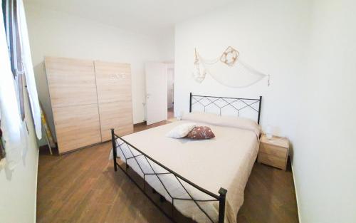 1 dormitorio con 1 cama y vestidor en Villa La Sosta - 150m dal mare - Patio Privato e Areal Relax, en Arenella