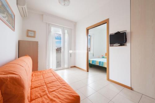 - un salon avec un canapé et un miroir dans l'établissement Residence Playa Grande Immobiliare Pacella, à Lido di Jesolo