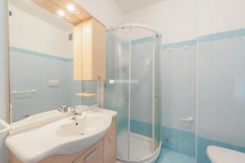 y baño con lavabo y ducha. en Residence Playa Grande Immobiliare Pacella en Lido di Jesolo