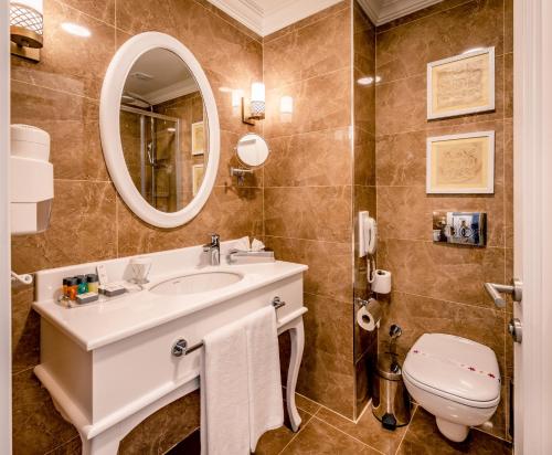 Ванная комната в Vuni Palace Hotel & Casino & SPA