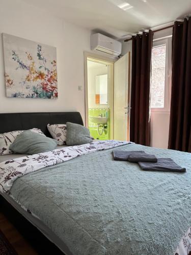 een slaapkamer met een bed met twee handdoeken erop bij S&N Apartments Nis in Niš