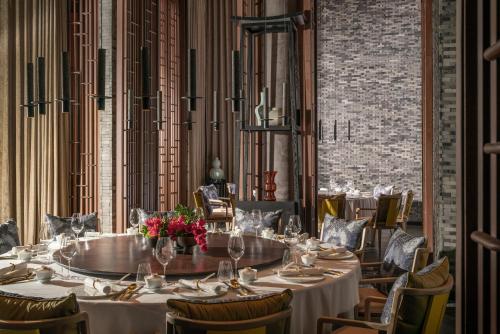 Ресторан / где поесть в Four Seasons Hotel Bangkok at Chao Phraya River