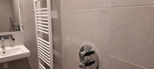 een badkamer met een wastafel en een spiegel bij 105,4 appartement 200m van strand in Westkapelle