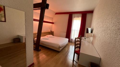 a bedroom with a bunk bed and a window at Le Relais de la Sans Fond in Fénay