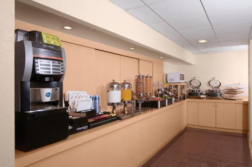 a room with a coffee shop with a popcorn machine at City Express by Marriott Apizaco in Apizaco