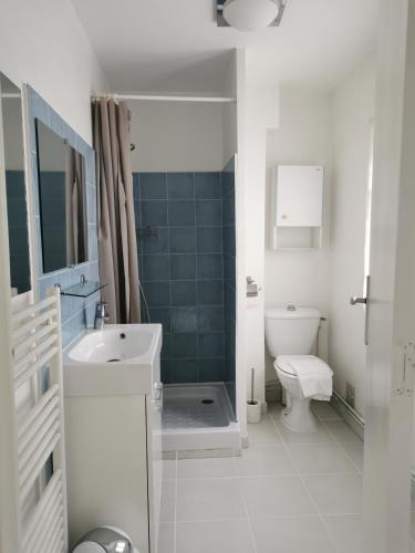 une salle de bain blanche avec un lavabo et des toilettes dans l'établissement Résidence des Abeilles, à Avignon