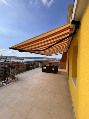 a patio with awning on a building at IL DANDY appartamento con parcheggio in Trieste