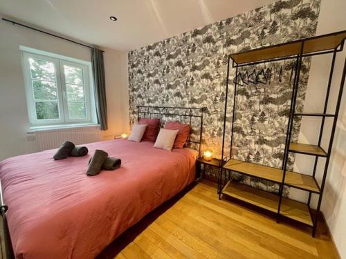 1 dormitorio con 1 cama con colcha roja en Gite Pays de Herve - Emeraude, en Battice