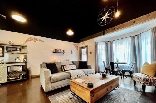 Una cocina o zona de cocina en Haven at Hazel ~ Downtown Studio