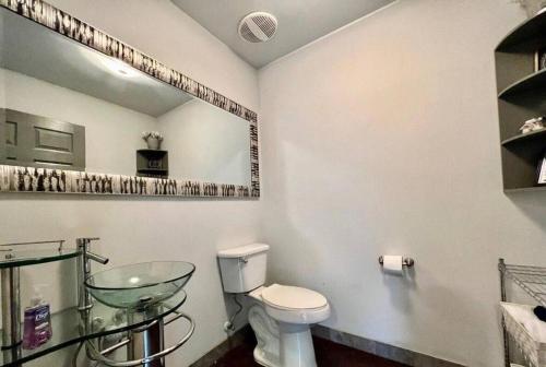 Un baño de Haven at Hazel ~ Downtown Studio