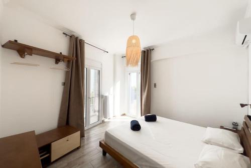 雅典的住宿－Radiant Apt in Athens centre，一间卧室设有一张床和一个大窗户