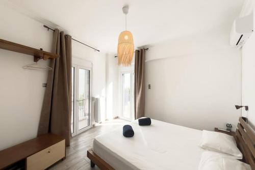 雅典的住宿－Radiant Apt in Athens centre，卧室设有白色的床和大窗户