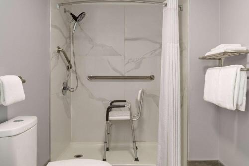 Vonios kambarys apgyvendinimo įstaigoje Super 8 by Wyndham Pearl/Jackson/East