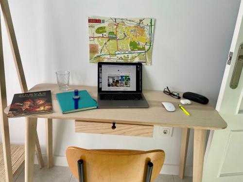 a desk with a laptop computer on top of it at Apartamento La Peatonal in Hervás