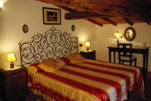 1 dormitorio con 1 cama con manta roja y amarilla en Villa Bottaio, en Foiano della Chiana