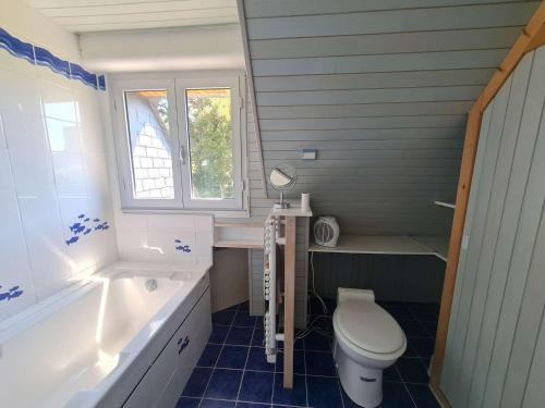 une salle de bain avec toilettes, baignoire et lavabo dans l'établissement Ref 067 Maison proche golfe du Morbihan pour six à huit personnes à louer pour les vacances, à Arzon