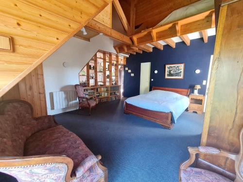 um quarto com uma cama e duas cadeiras num quarto em Ref 067 Maison proche golfe du Morbihan pour six à huit personnes à louer pour les vacances em Arzon