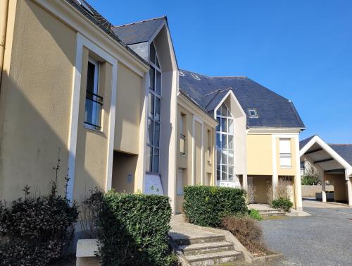 a row of houses on a street at Le Verdi - Les Gîtes de la Côte d'Amour in Le Croisic