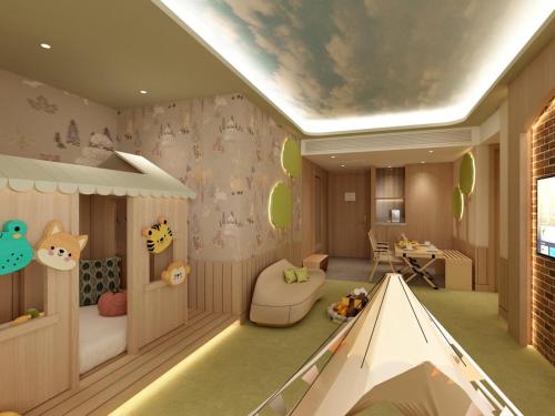 um quarto com um quarto para crianças com um quarto em The Kimberley Hotel em Hong Kong