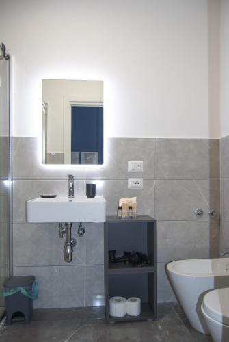 a bathroom with a sink and a mirror and a tub at Le Sere in Reggio Calabria
