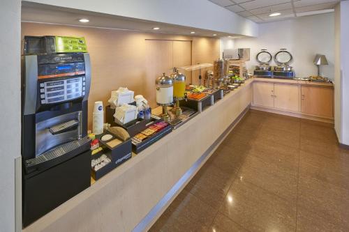 a kitchen with a counter with a vending machine at City Express by Marriott Xalapa in Xalapa