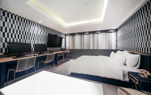 Cheese Hotel Seomyeonにあるテレビまたはエンターテインメントセンター