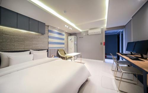 Postel nebo postele na pokoji v ubytování Cheese Hotel Seomyeon