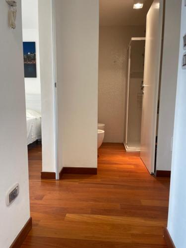 pasillo con habitación con cama y suelo de madera en Residenze Ariston - centralissimi - Narramondo Villas en Giulianova