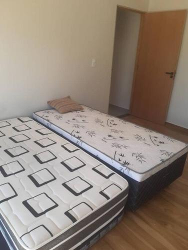 a bedroom with two beds in a room at Recanto Shalom 3 dormitórios in São Carlos