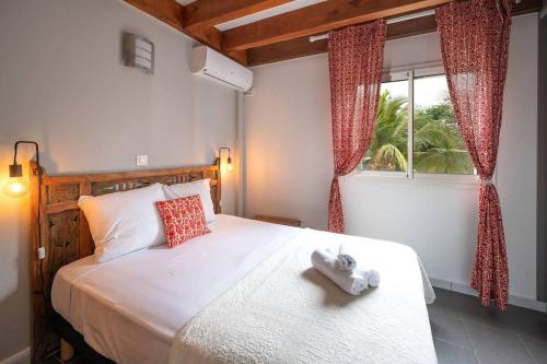 Postel nebo postele na pokoji v ubytování COTTAGE BAMBOU classé 3 étoiles - 4 à 6 personnes - 2 chambres - avec piscine privée et accès direct à la plage et à l'esplanade de Boucan Canot avec ses bars et restaurants
