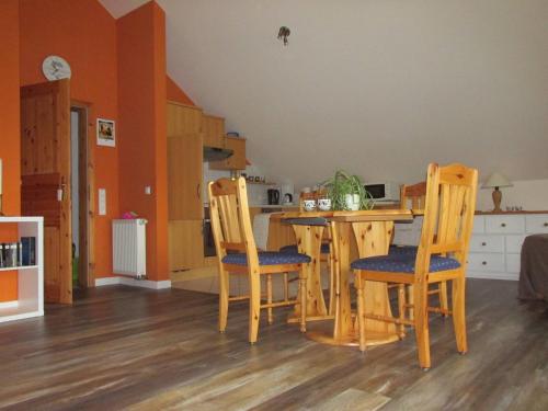 cocina con mesa y sillas en una habitación en Ferienwohnung Schwienautal, en Hanstedt