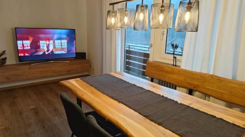 TV a/nebo společenská místnost v ubytování Schwarzwaldraum Schlossblick