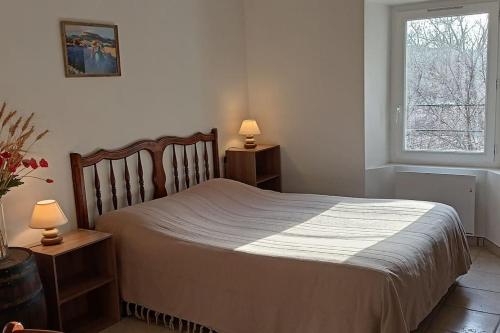 - une chambre avec un lit, 2 tables et une fenêtre dans l'établissement La maison de Marie-Blanche, à Melve