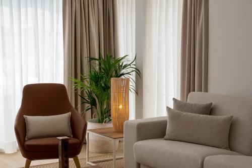 sala de estar con sofá y silla en Hotel Emblemático Hi Suites en Santa Cruz de Tenerife