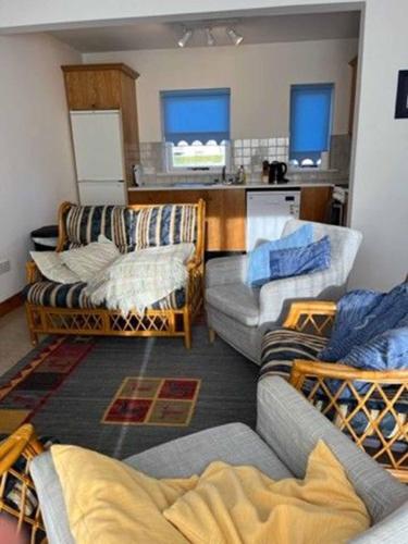 Il comprend un salon avec des canapés et une cuisine. dans l'établissement Saint Andrews Rosslare Strand County Wexford, à Rosslare