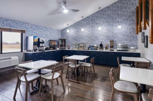 Restaurace v ubytování AmericInn by Wyndham Stuart