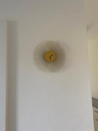 a circular mirror on a white wall at Burgblick Villach Haus FUX-immo, 10min zum Skifahren, 10 min zum See, rundherum Wandern und Radeln in Villach