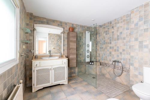 ein Bad mit einer Dusche, einem Waschbecken und einem WC in der Unterkunft Acogedor apto junto a la Alameda in Sevilla