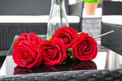 a bouquet of red roses sitting on a table at Milton Keynes for Families and Contractors with Private Parking in Milton Keynes