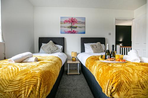 Llit o llits en una habitació de Milton Keynes for Families and Contractors with Private Parking