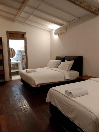 - une chambre avec 2 lits et une fenêtre avec vue dans l'établissement Amara Villa, à Gili Trawangan