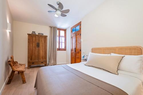 a bedroom with a bed and a ceiling fan at Sweet Inn - Wellington in Barcelona