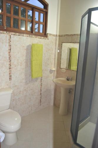 a bathroom with a toilet and a sink at Condominio Atlantis in Coveñas