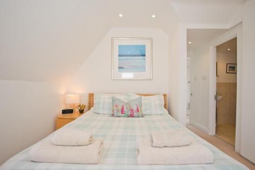 ein Schlafzimmer mit einem großen weißen Bett mit zwei Kissen in der Unterkunft Bournecoast: Spacious apartment with WIFI - FM9589 in Bournemouth