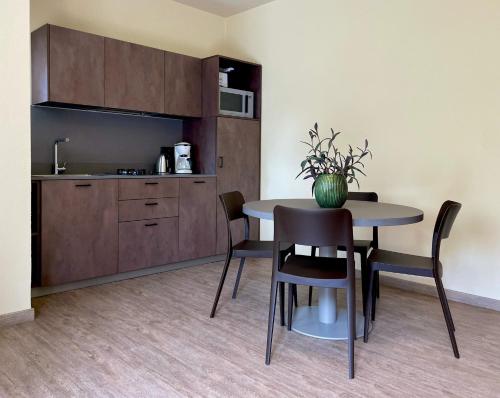 馬爾切西內的住宿－Residence Alesi，一间带桌椅的用餐室和一间厨房